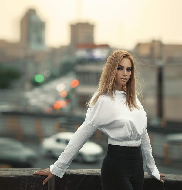 Comment porter des manches bouffantes sans alourdir la silhouette?