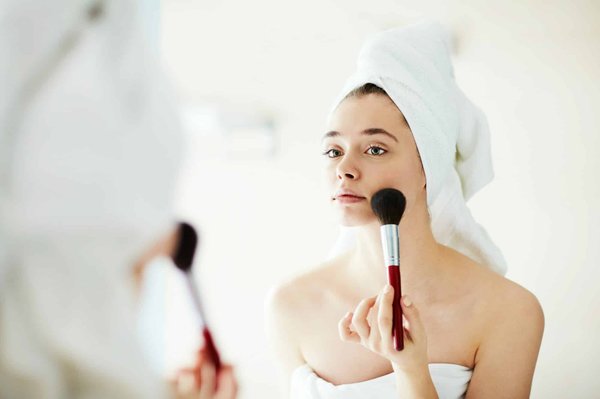 Comment choisir les bons produits de maquillage pour une peau acnéique?