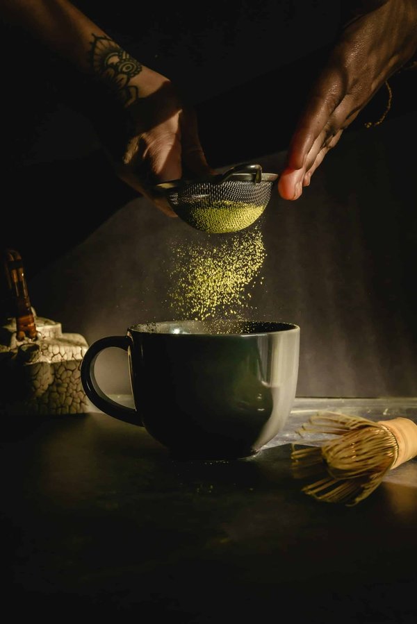 Quels sont les bienfaits du thé matcha et comment le préparer de manière traditionnelle?