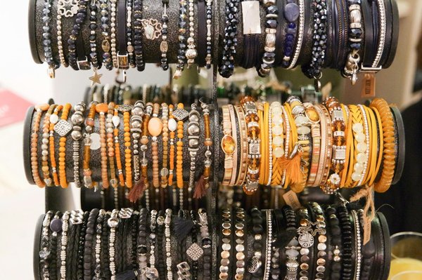Comment associer des bracelets en perles avec une tenue de plage sans paraître surchargée?