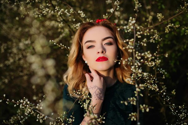 Quels sont les secrets pour choisir des vêtements de soirée adaptés à une morphologie petite et menue?